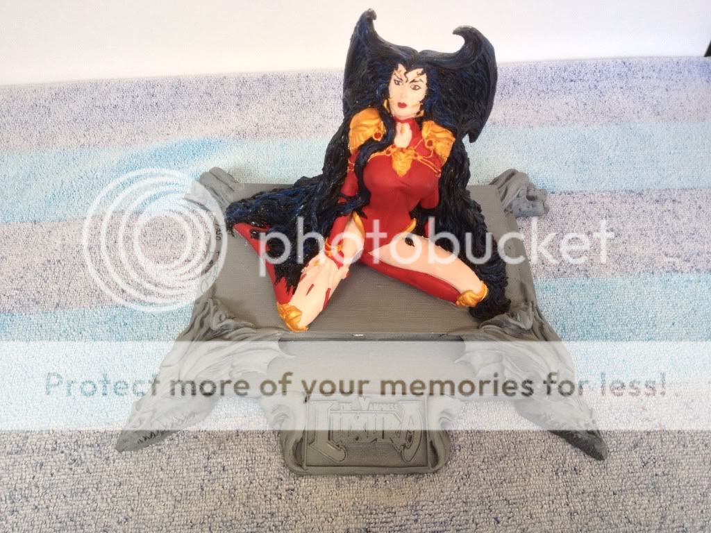 RARE Vampress Luxura Statue 24 of 250 Signed Kirk Lindo Batman